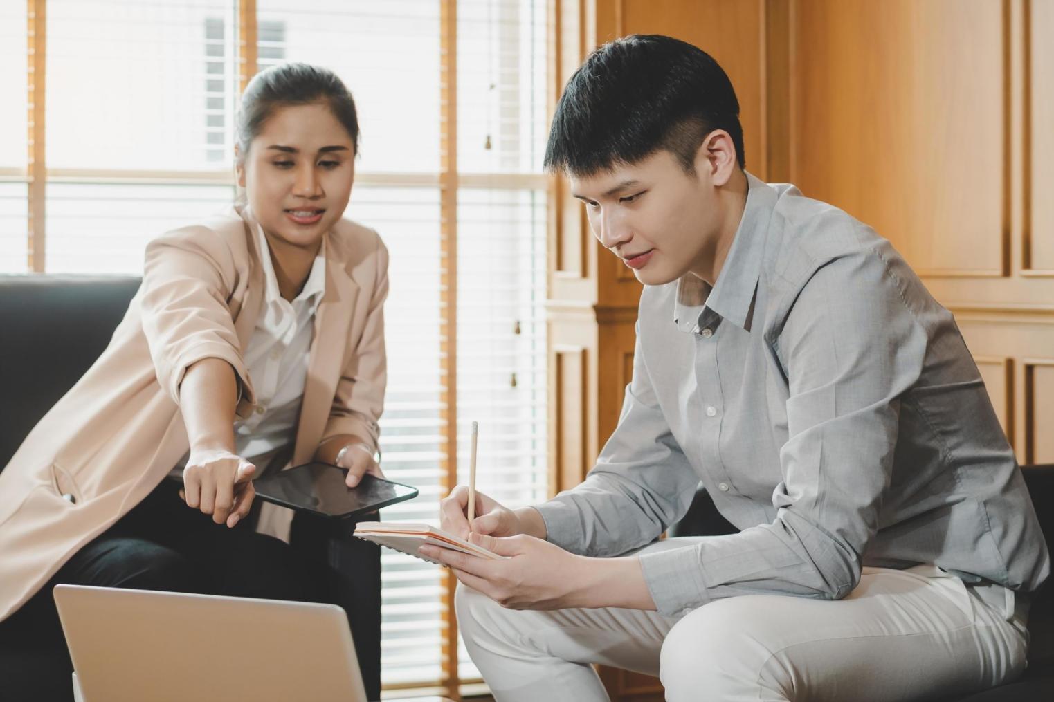 Équipe collaborative travaillant sur l'optimisation des processus financiers d'entreprise